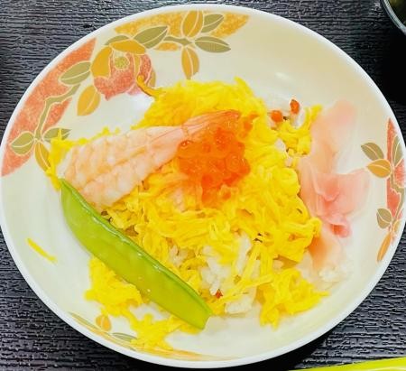 今日の昼食は華やか！ちらし寿司で秋の訪れを感じました♪
