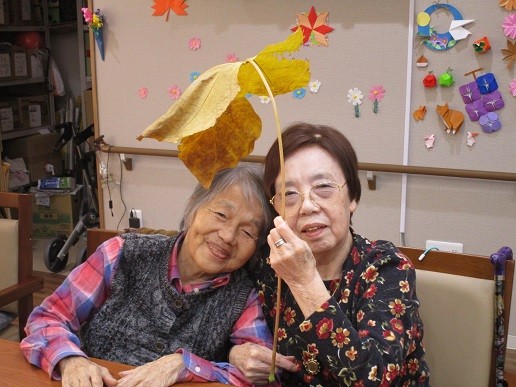 大きな葉っぱと雪ダルマ