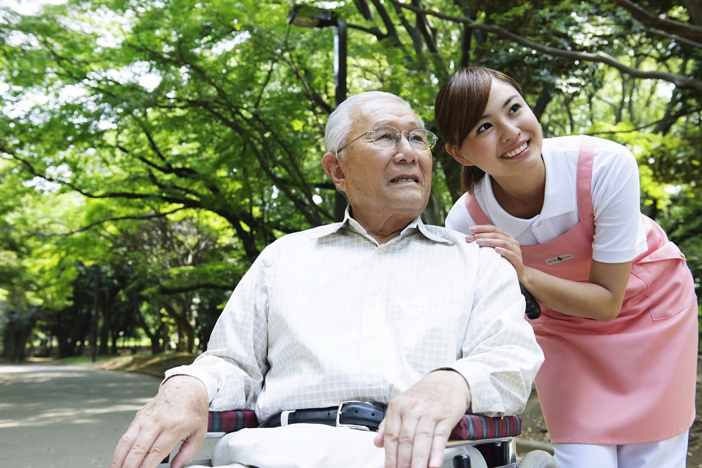 車いすの高齢者
