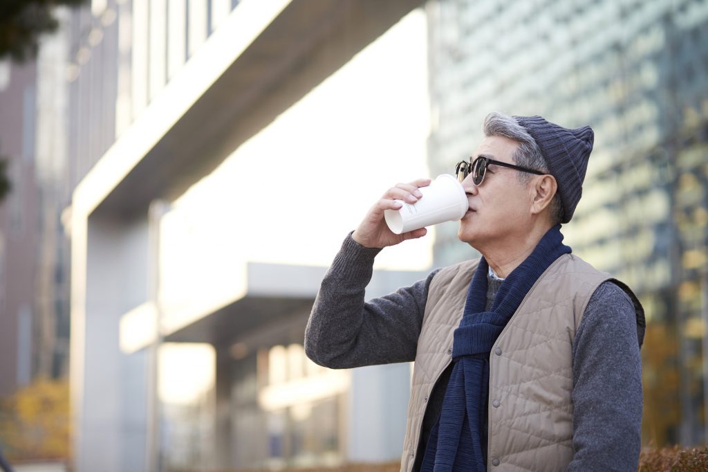 ドリンクを飲む男性