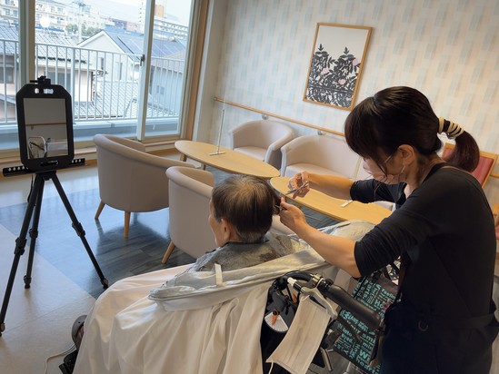 屋島を眺めながら髪をカット