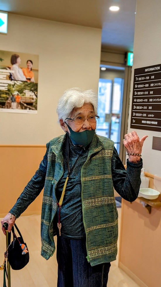 今日は隣の郵便局へ！