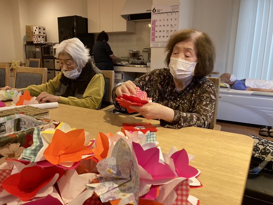 夏らしく華やかに