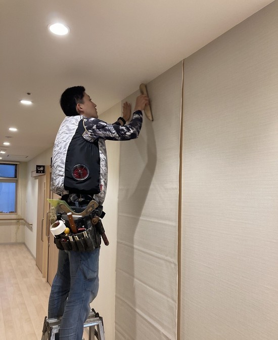 クロス張替え中