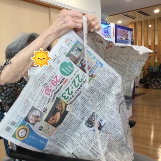 新聞紙を使って体を動かそう