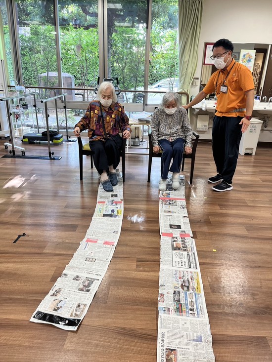 新聞紙を手繰り寄せましょう！ゲーム開催