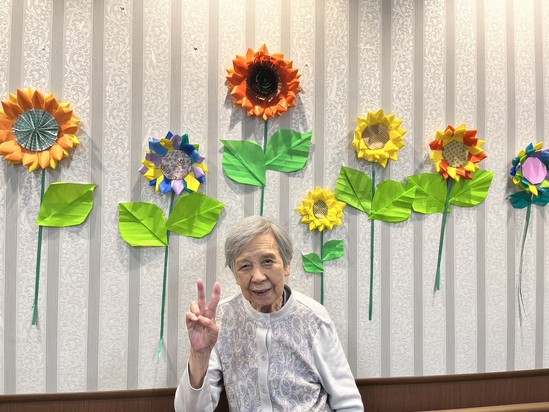 向日葵の前でハイ、ポーズ　