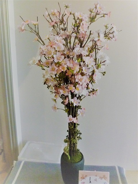 玄関のお花紹介～春～