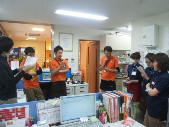 朝礼後の一コマ。