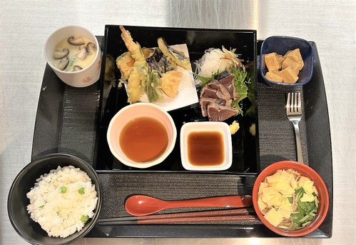 かつおのたたきと天ぷら定食