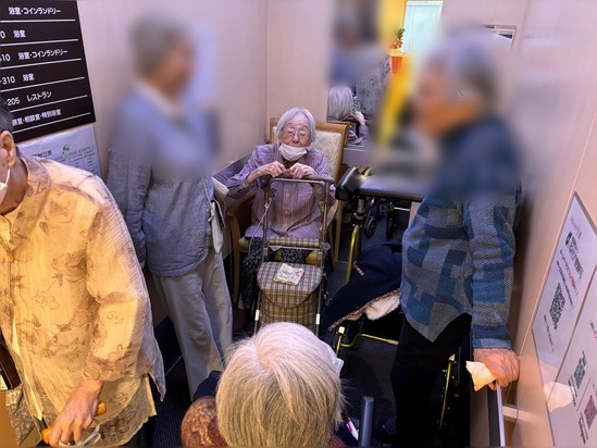 エレベーター内でも(^^♪