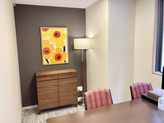 相談室にオシャレな家具を