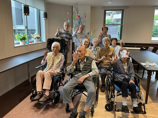 七夕の笹飾りの前で