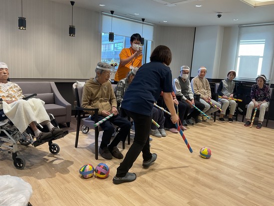 10月　運動会開催④　第一種目「ボール送り！」