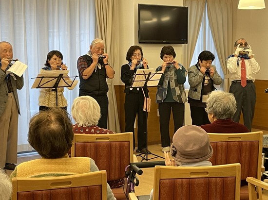 【アルファリビング広島段原】ハーモニカ演奏とフラダンス①