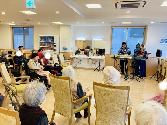 ハワイアン音楽の生演奏＆フラダンスショー♪