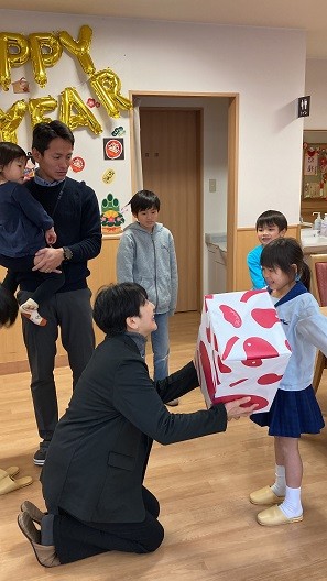 新入生にランドセル進呈