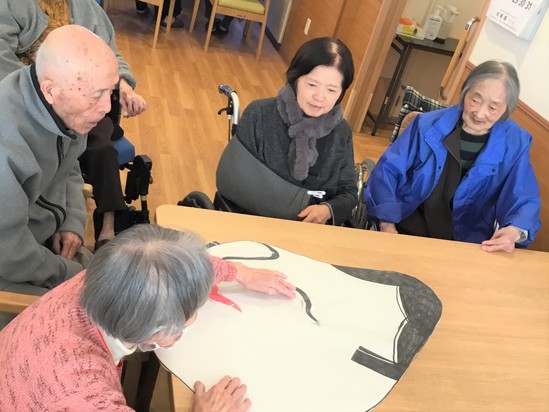 新年最初のレクリエーションは福笑い