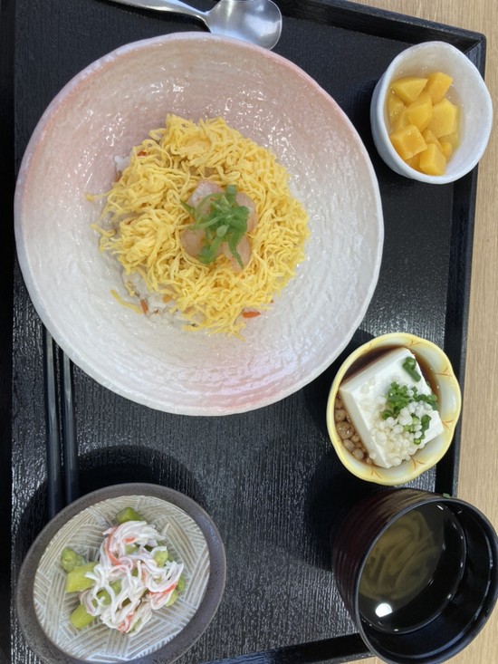 駅前グルメ　ちらし寿司