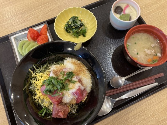 まぐろ山かけ丼(*'▽')