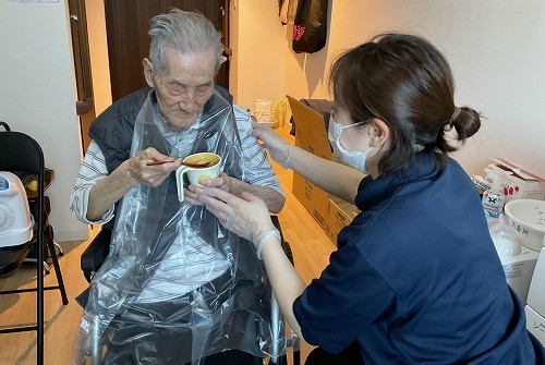 訪問介護の様子、食事の見守りと口腔ケア