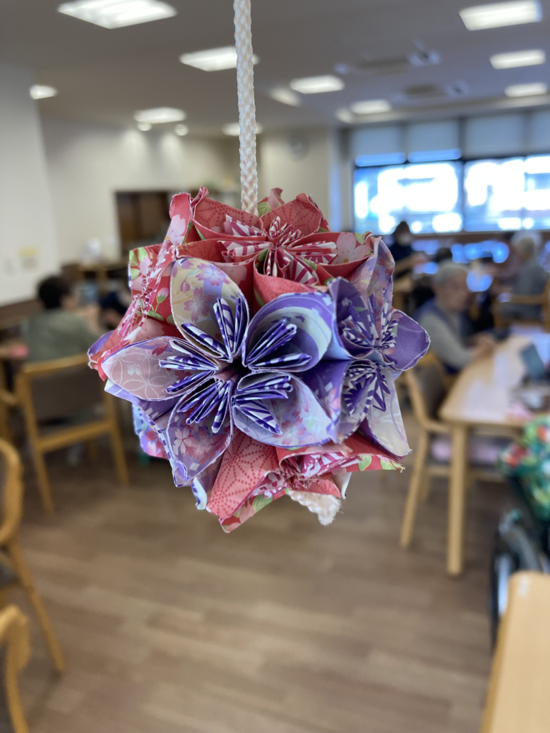 花のくす玉を作りましょう。