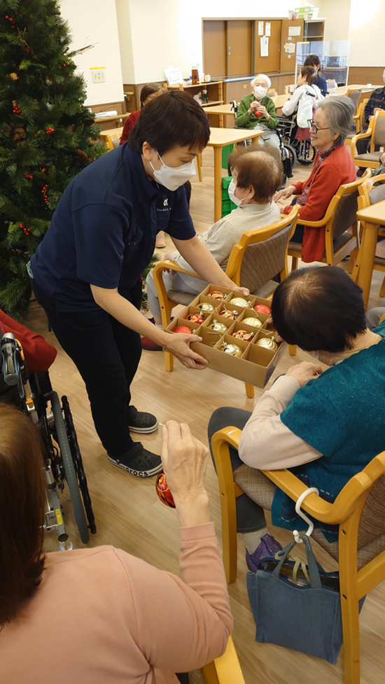 クリスマスツリーの飾り付け