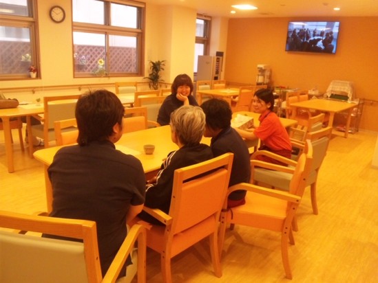 女性に囲まれて・・・