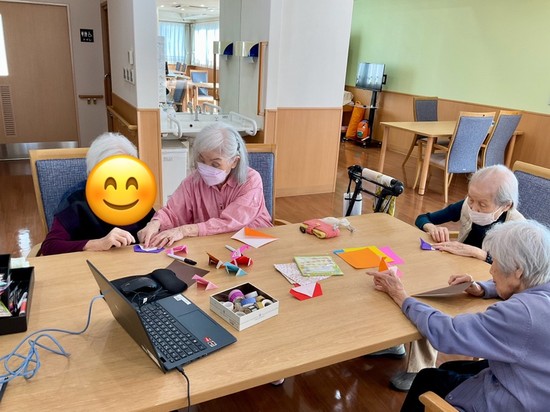 クリスマス飾りの折紙レクリエーション