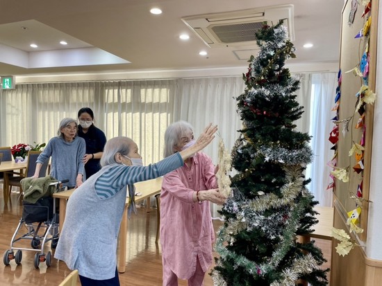 クリスマスツリーの飾り付け