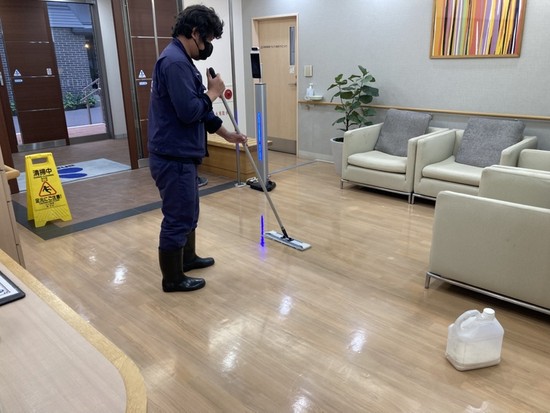 フロアのワックスがけで、より明るい環境に