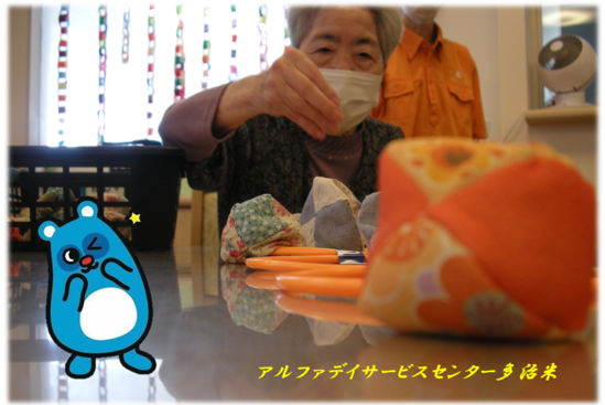 手の感覚を頼りに挑戦！今日のレクリエーションは「順に入れようゲーム」