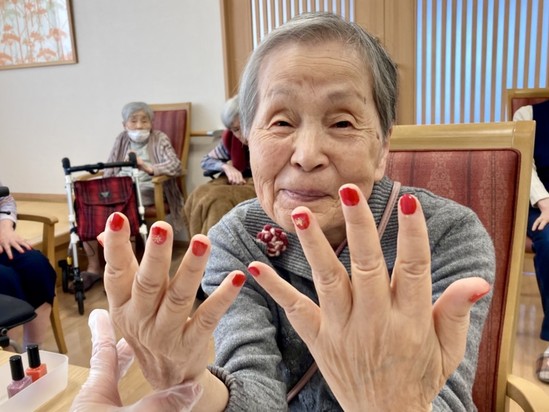 癒しと彩りをお届け　～職員企画のハンドエステ＆ネイル～