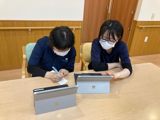 真剣な面持ち？！