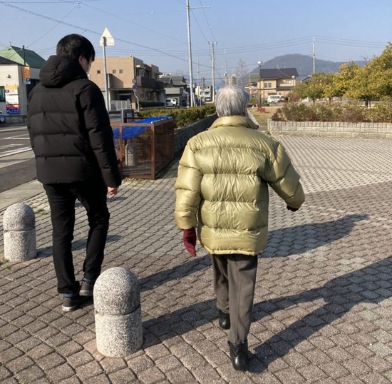 ぽかぽか陽気に誘われて、公園で歩行訓練