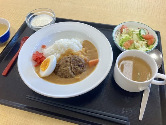 昼食は「ハンバーグカレー」