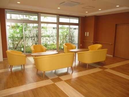 アルファリビング川西能勢口駅前の１階ラウンジ