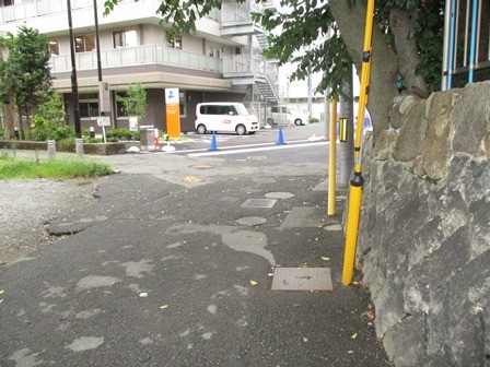 アルファリビング川西能勢口駅前の駐車場