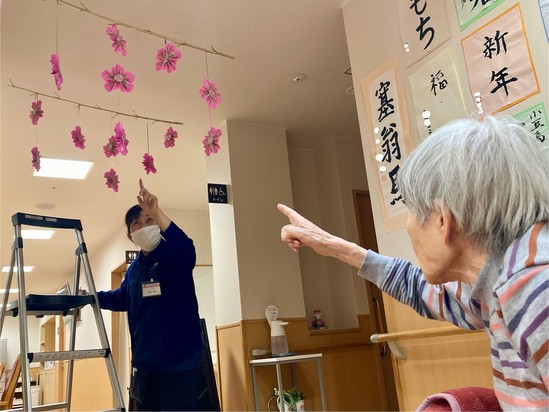 立春の訪れとともに、梅の彩りを館内に