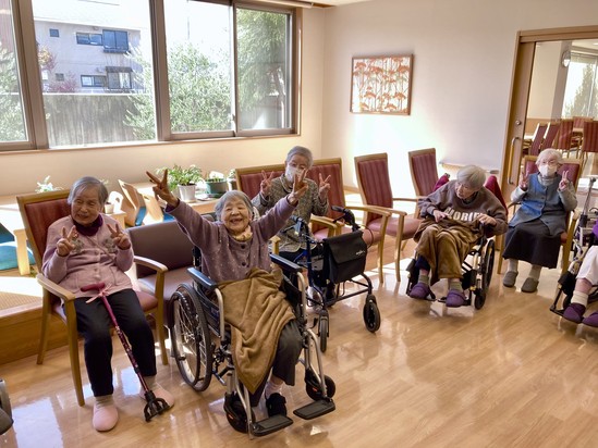 晴れ空の下、体操で元気いっぱいの娯楽室