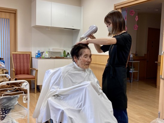 ヘアカラーで気分も明るく、訪問理美容の日