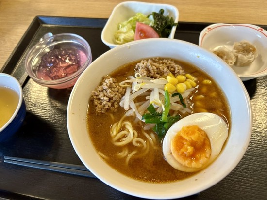 あたたかい味噌ラーメンをご提供