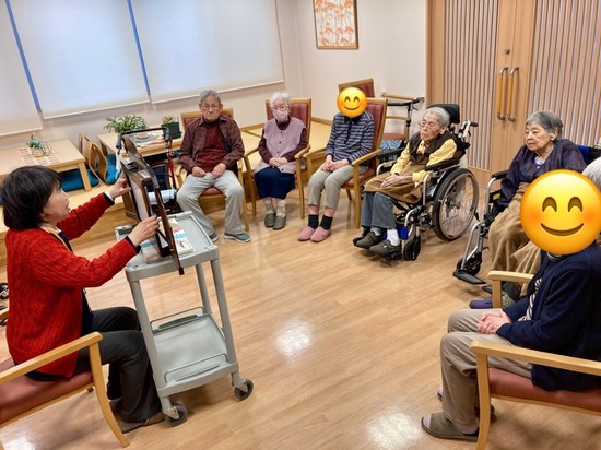 傾聴ボランティアさん来訪　紙芝居と歌で笑顔あふれるひととき