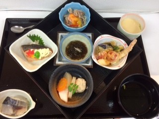 　昼食　
