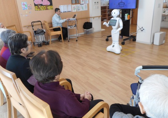 デイサービスにパーソナルロボット「Pepper」くん登場！！