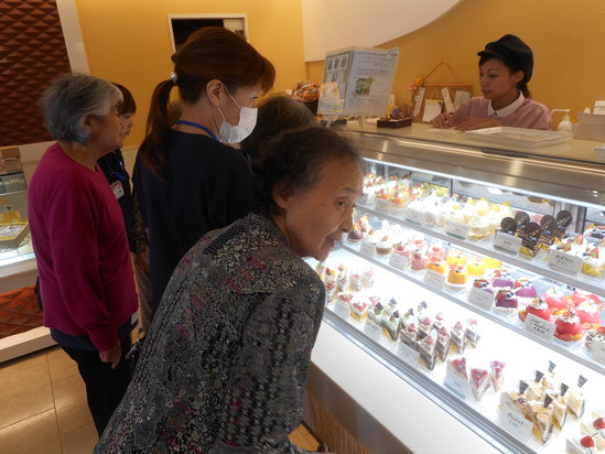 近くのケーキ屋さんに