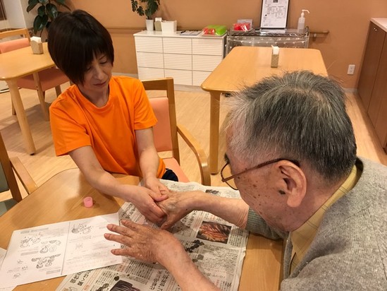 ハンドマッサージ。