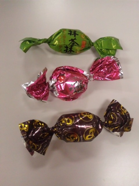 お菓子の包み紙。