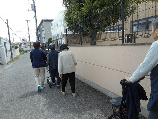 歩行訓練と5月の壁面