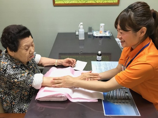 ハンドマッサージ。